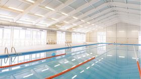 VIDEO Un băiat de 8 ani s-a stins din viață la un curs de înot. Tânărul a făcut stop cardiac chiar în brațele tatălui său